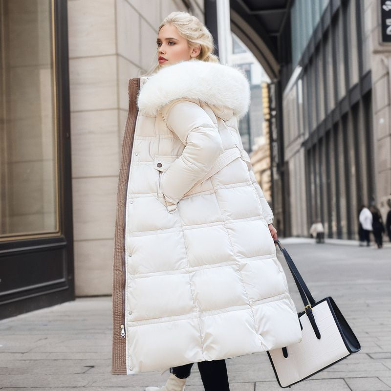 Abrigo largo de invierno ajustado para mujer con capucha de piel y cinturón – Corte cálido