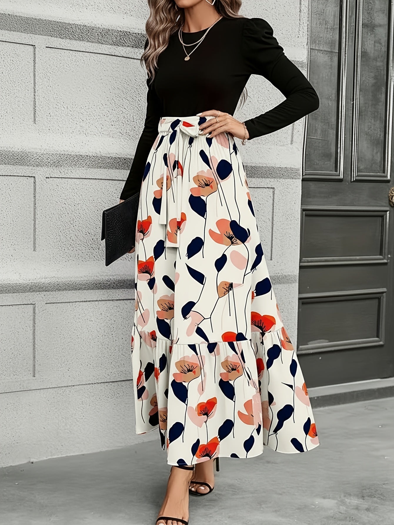Vestido largo con lazo en la cintura y estampado floral en azul marino – Elegante vestido retro con corte ajustado y falda acampanada
