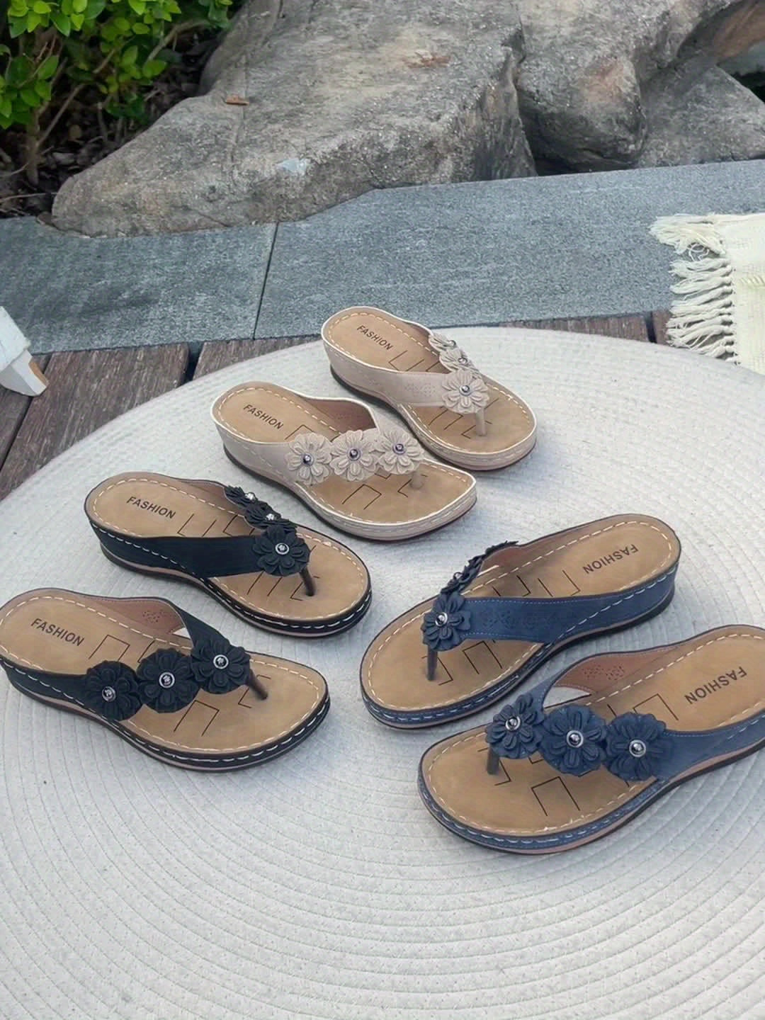 Sandalias tipo chancleta de cuña floral – Elegantes zapatos de verano con plataforma