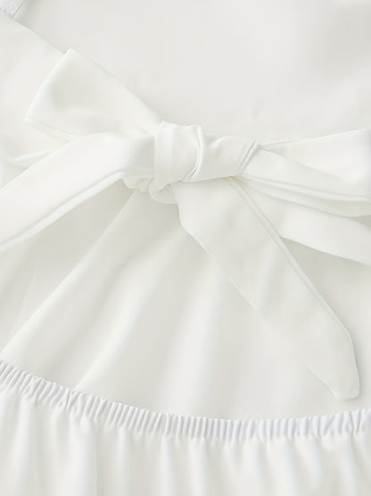 Vestido mini de tirantes finos de encaje blanco con elegante lazo en la espalda
