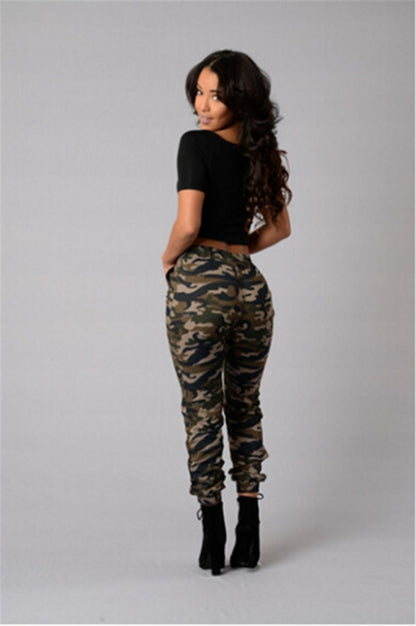Loom & Soul Women’s Camouflage Print Trousers – High-Street Camo Pants with Mid-Waist Fit and Slim Tapered Leg