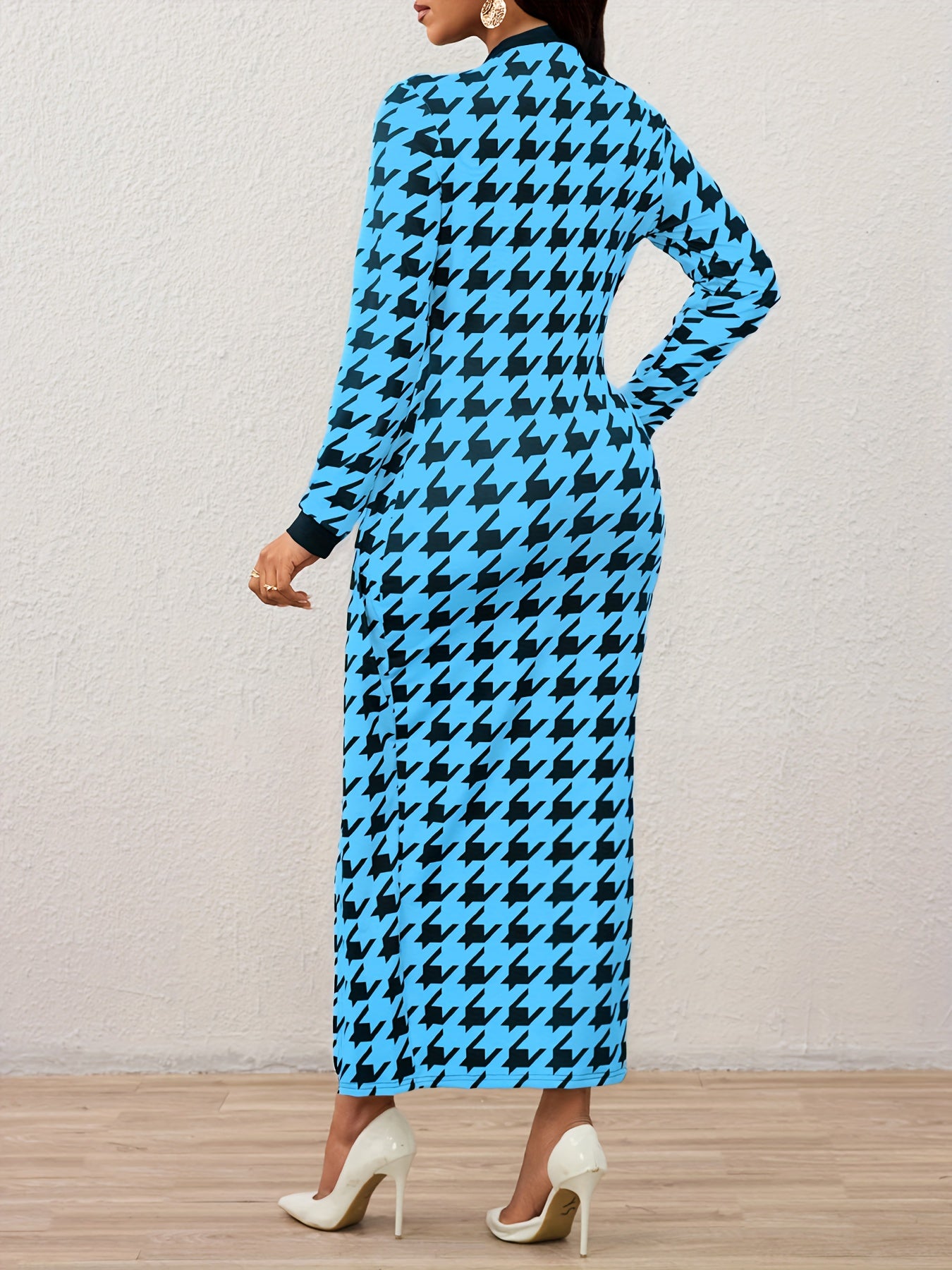 Vestido Ajustado de Cuello Alto con Estampado de Pata de Gallo – Elegante Vestido de Punto de Manga Larga