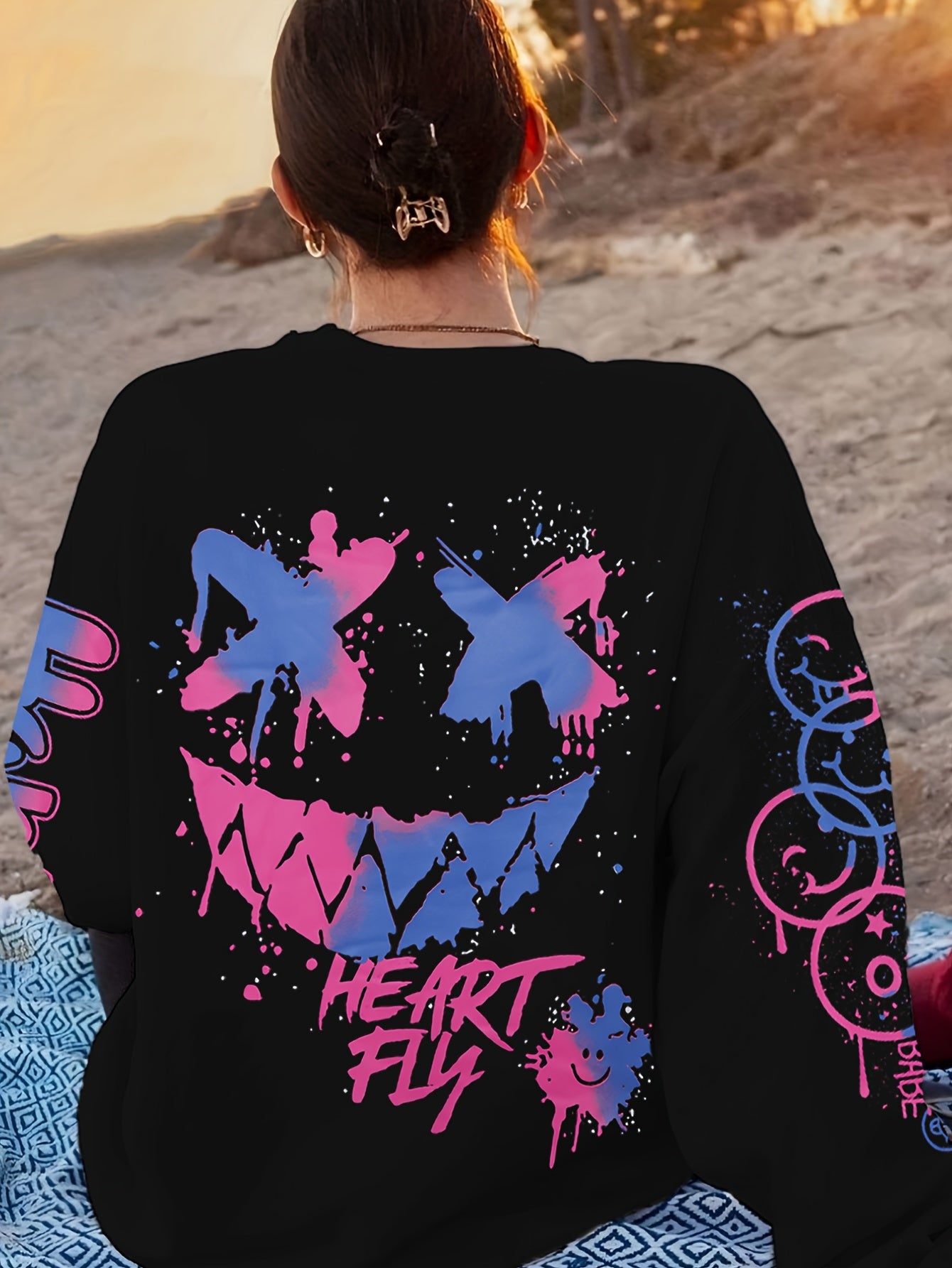 Women’s Graffiti Letter Sweatshirt – Black Artistic Fall/Winter Pullover