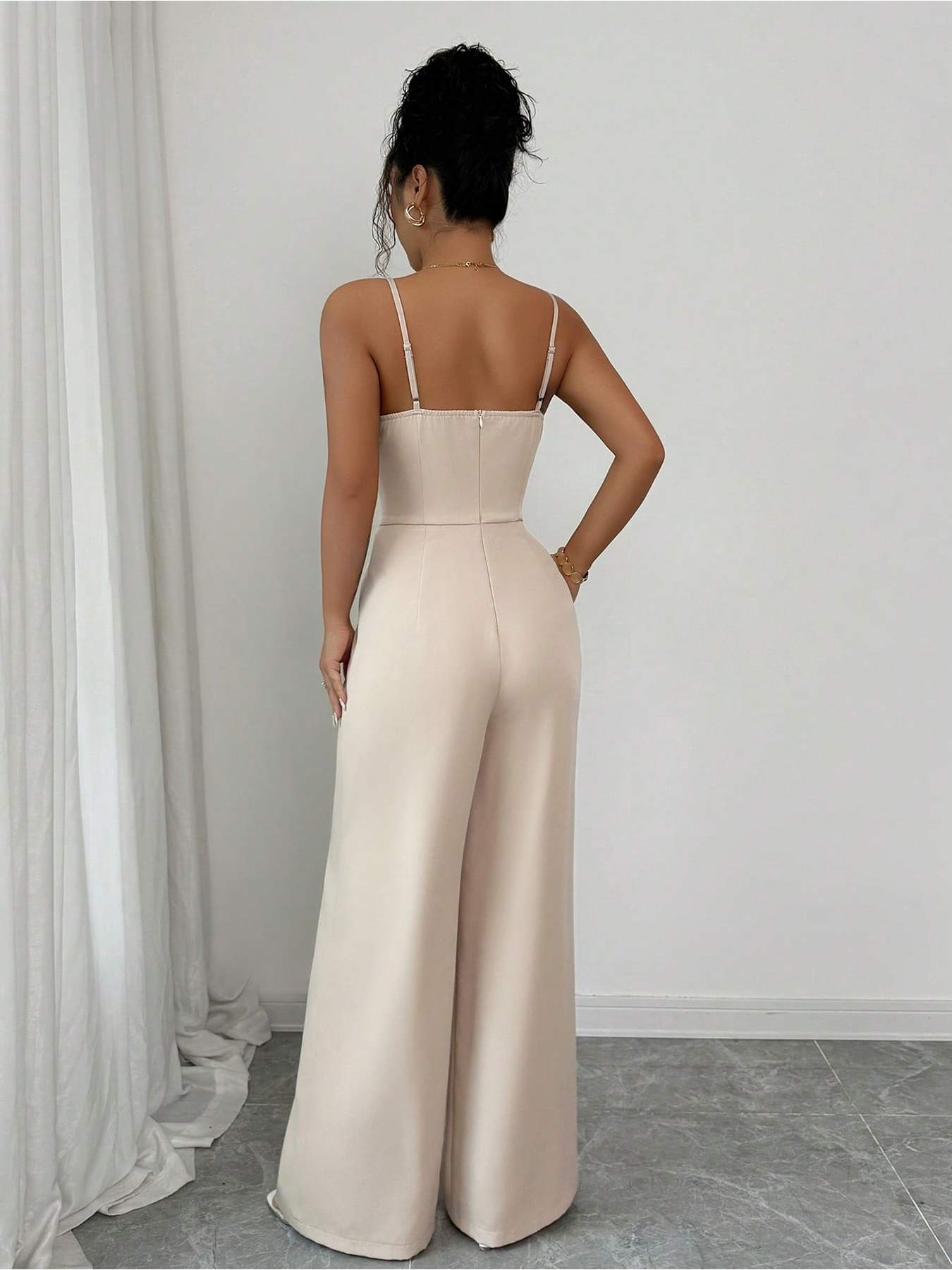 Mono Minimalista con Tirantes y Cuello de Pico – Elegantes Palazzos de Pierna Ancha