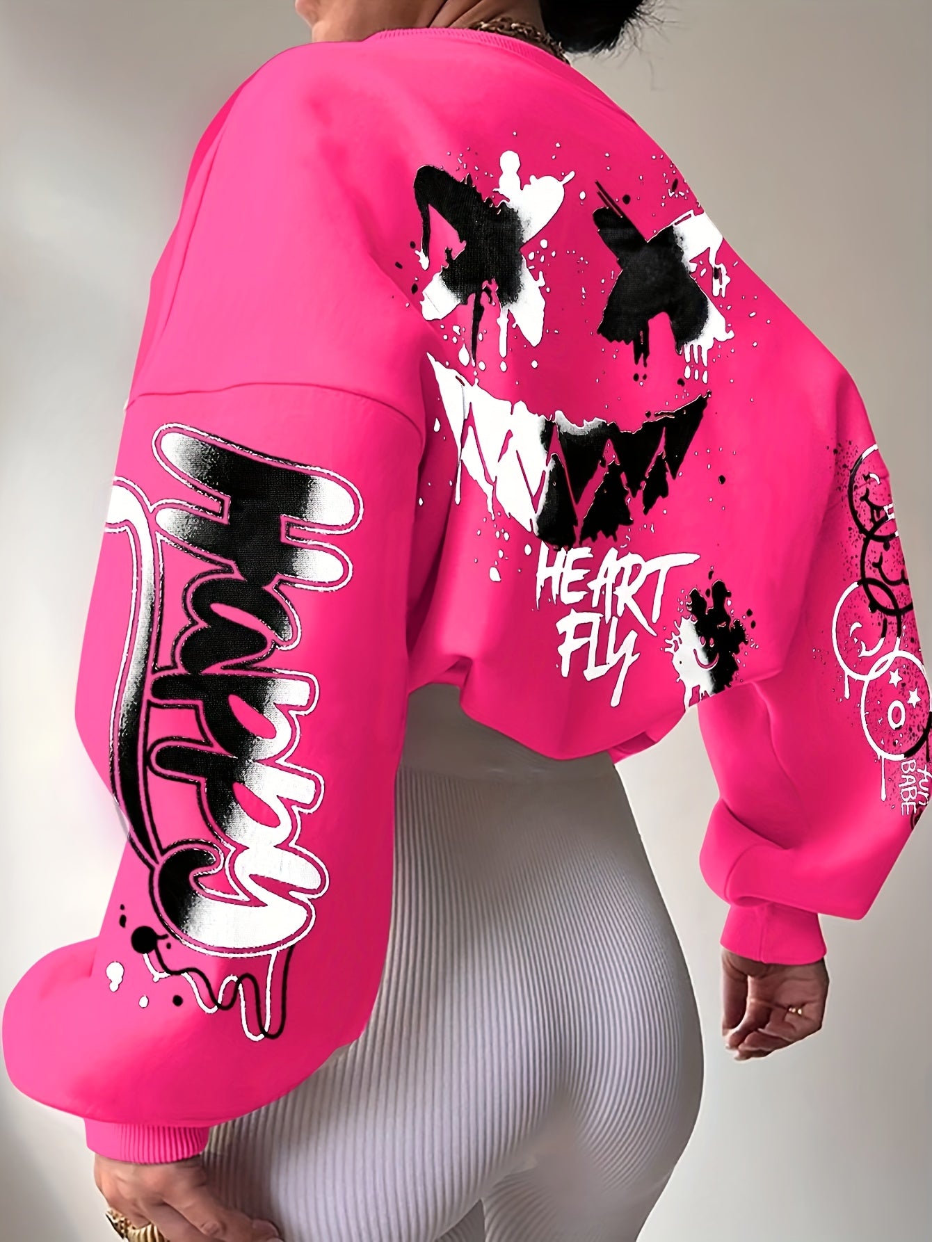 Women’s Graffiti Letter Sweatshirt – Black Artistic Fall/Winter Pullover