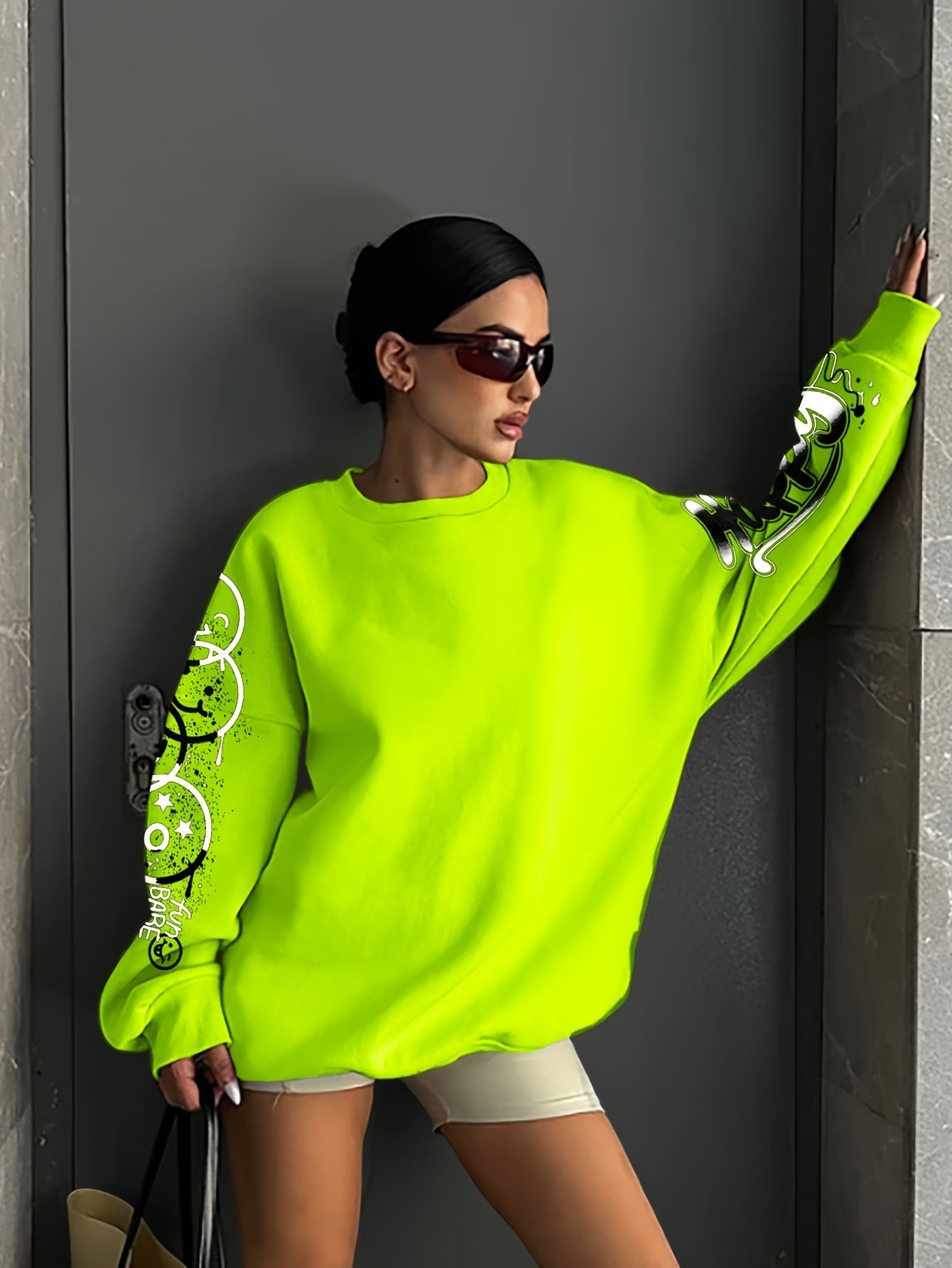 Women’s Graffiti Letter Sweatshirt – Black Artistic Fall/Winter Pullover