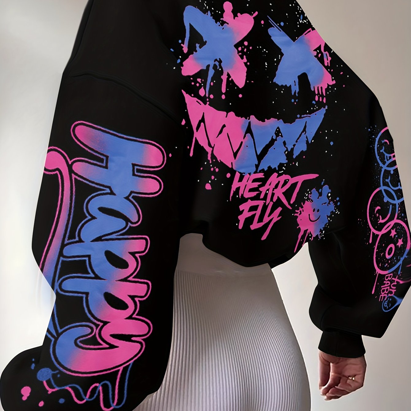 Women’s Graffiti Letter Sweatshirt – Black Artistic Fall/Winter Pullover