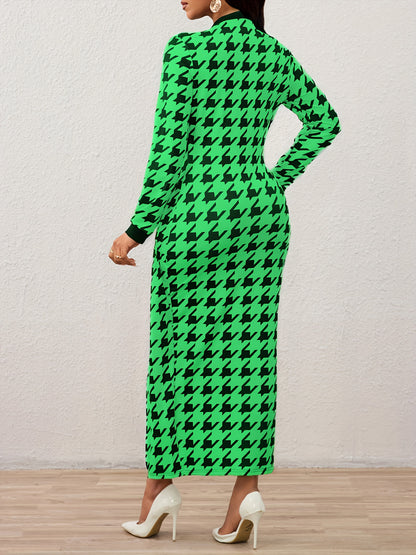 Vestido Ajustado de Cuello Alto con Estampado de Pata de Gallo – Elegante Vestido de Punto de Manga Larga