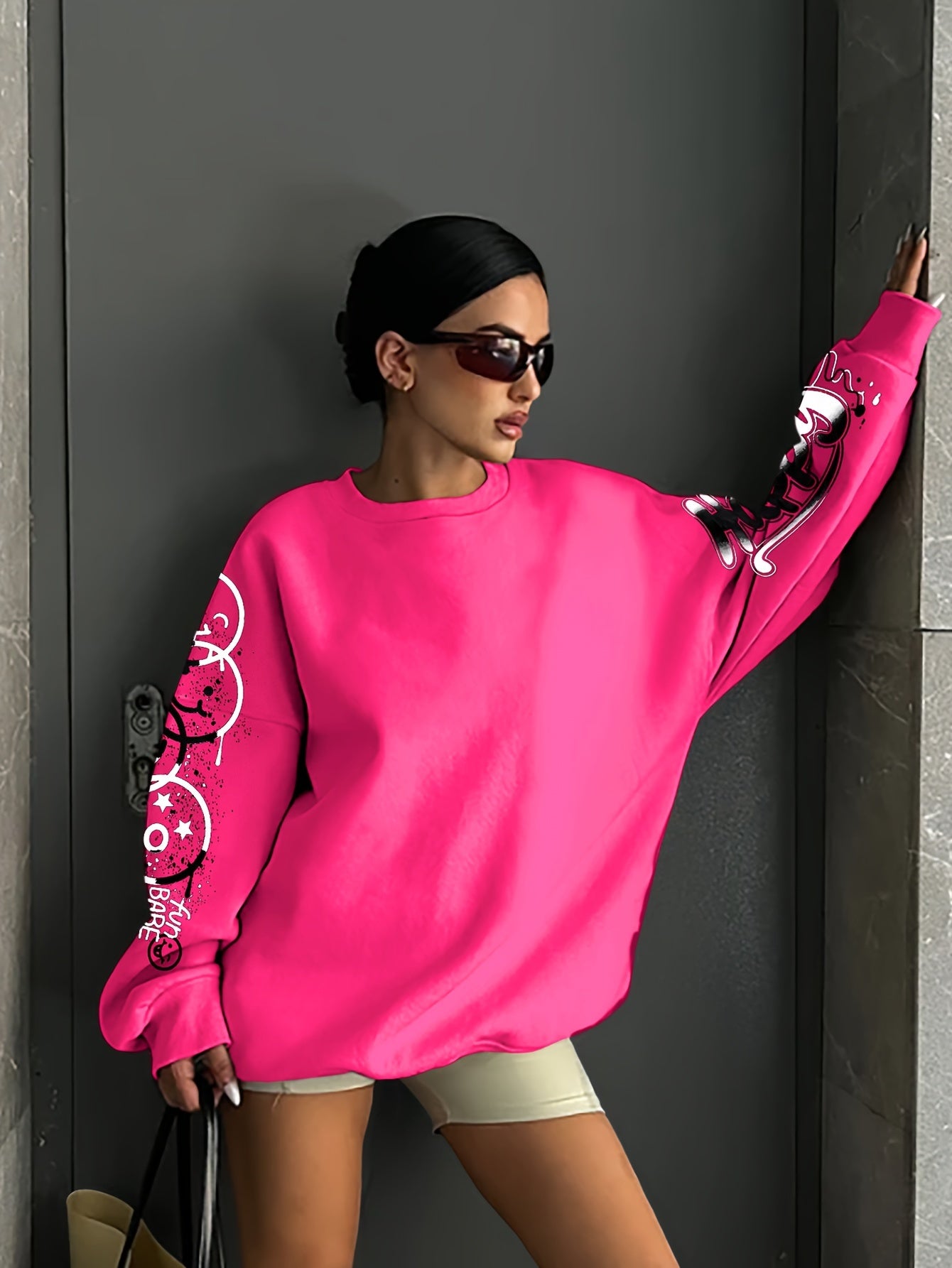 Women’s Graffiti Letter Sweatshirt – Black Artistic Fall/Winter Pullover
